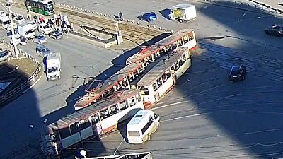 В Челябинске трамваи едва на столкнулись при повороте
