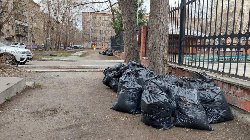 В Челябинске и Магнитогорске собранный на субботниках мусор вывезут спецмашинами