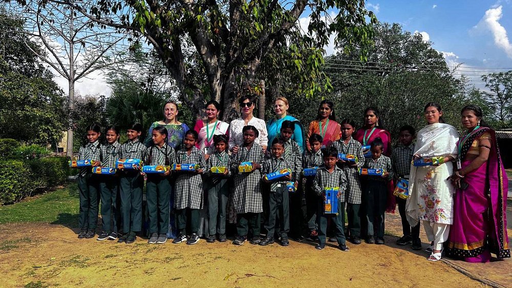 Ирина Текслер вручила подарки школьникам из Индии