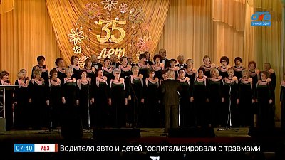 На сцене — ветераны в сюжете «Юбилей хора»