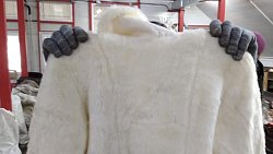 Челябинцы массово выбрасывают натуральные шубы и дубленки