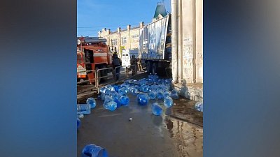 В Миассе грузовой автомобиль врезался в стену поликлиники