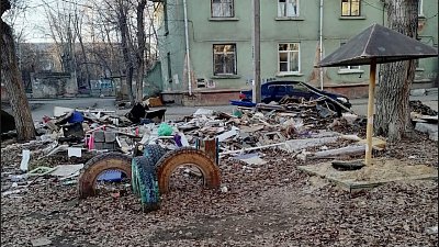 Жители ЧТЗ в Челябинске жалуются на стихийную свалку во дворе
