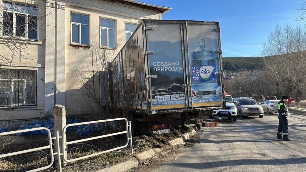 В Миассе грузовик с водой протаранил стену городской больницы