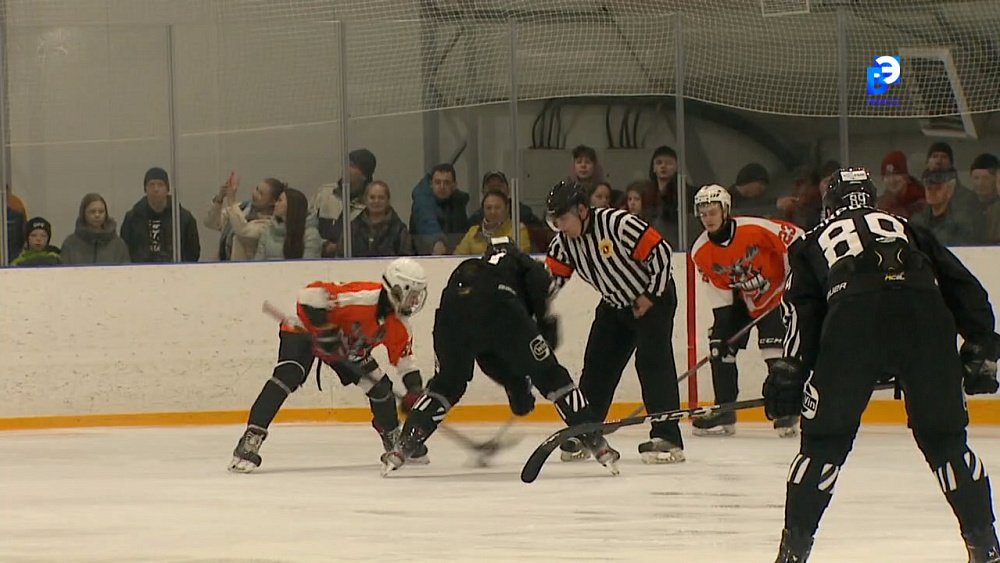 «Спутник» против «Трактора» на миасском льду