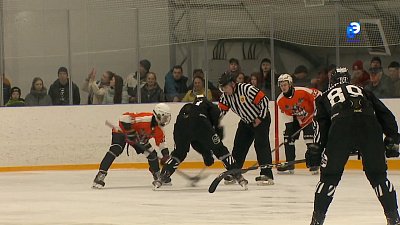 «Спутник» против «Трактора» на миасском льду