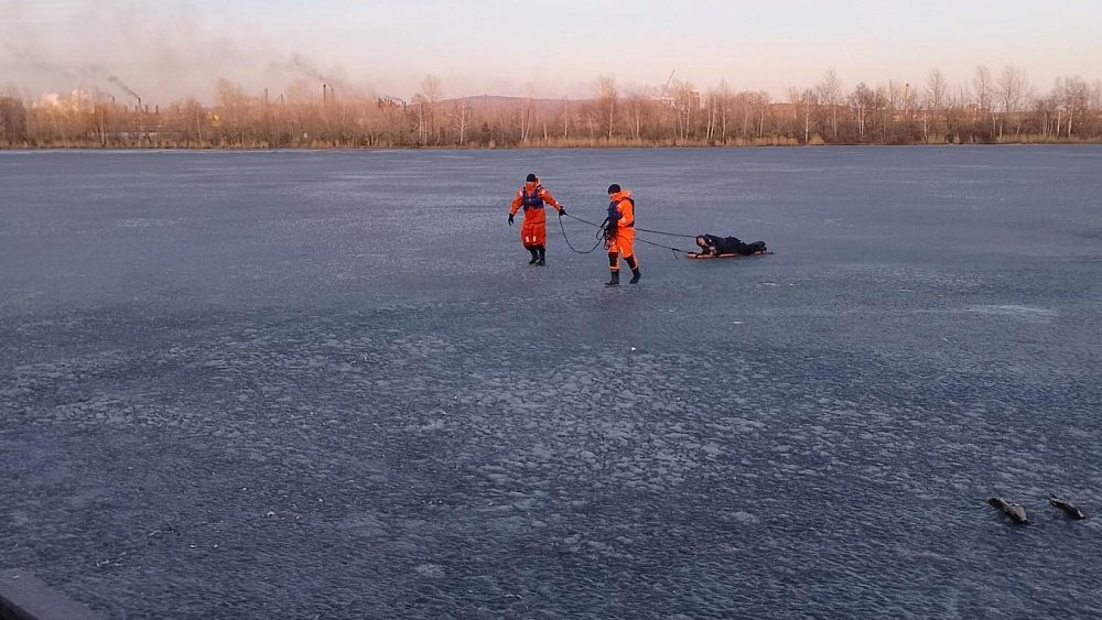 В Магнитогорске спасатели эвакуировали со льда реки Урал травмированного мужчину