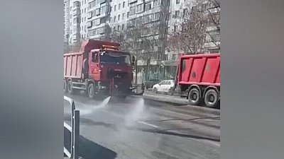 В Челябинске начали мыть улицы со спецсредством