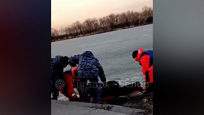 В Магнитогорске спасатели эвакуировали мужчину со льда