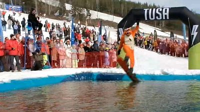 В Челябинской области закрыли горнолыжный сезон заездом в купальниках