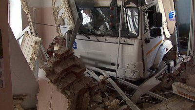 Большегруз въехал в здание больницы