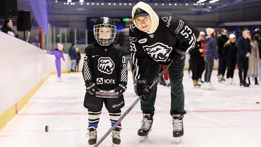 400 тысяч рублей собрали на благотворительном празднике с участием хоккеистов «Трактора»