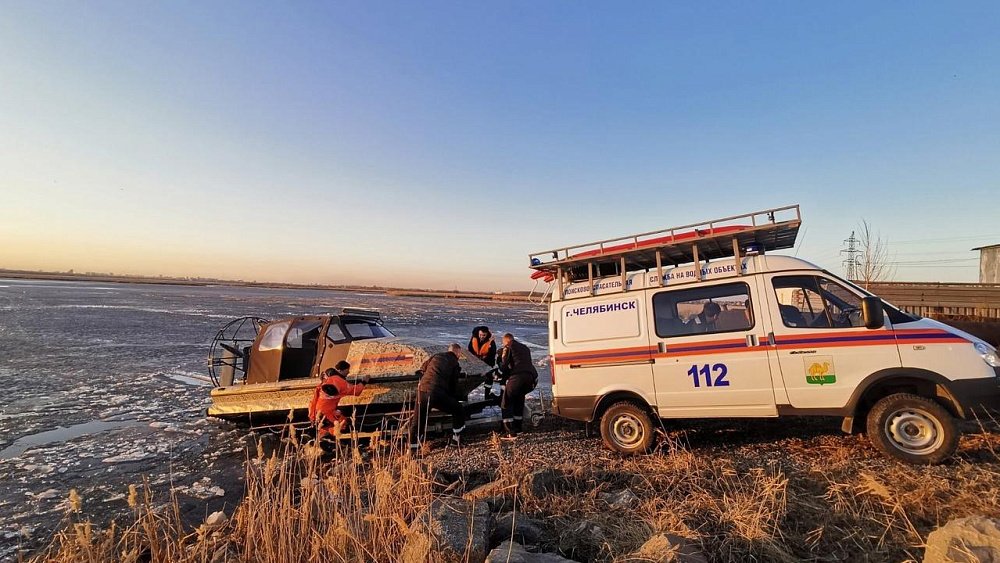 Челябинские спасатели эвакуировали рыбака, провалившегося под лед озера Смолино