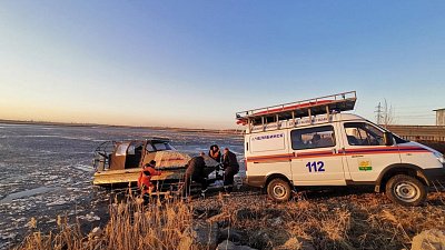 Челябинские спасатели эвакуировали рыбака, провалившегося под лед озера Смолино
