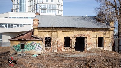 Владелец старинного дома потребовал снести пристрой к высотке на набережной Челябинска