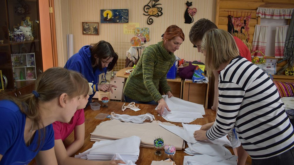 На Южном Урале детдомовцы шьют одежду для детей, попавших в больницу