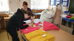 На Южном Урале детдомовцы шьют одежду для детей, попавших в больницу