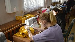 На Южном Урале детдомовцы шьют одежду для детей, попавших в больницу