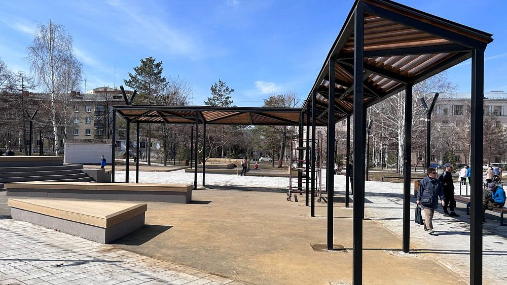 Пергола, качели, скамейки: как выглядит обновленный сквер у ДК «Станкомаш» в Челябинске