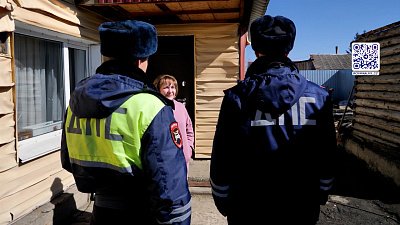 Сотрудники ГИБДД спасли семью из пожара