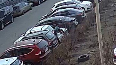 Дети забрались на чужой автомобиль в Челябинске