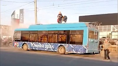 В Миассе горящий троллейбус попал на видео