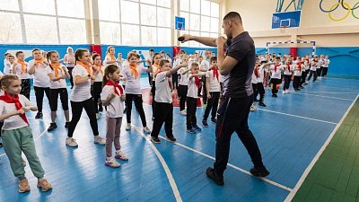Более 300 школьников Луганска пришли на зарядку с боксером из Челябинска
