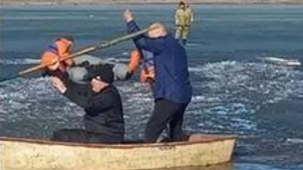 В Челябинской области спасли троих рыбаков, провалившихся под лед