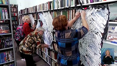 Ветераны плетут маскировочные сети для бойцов