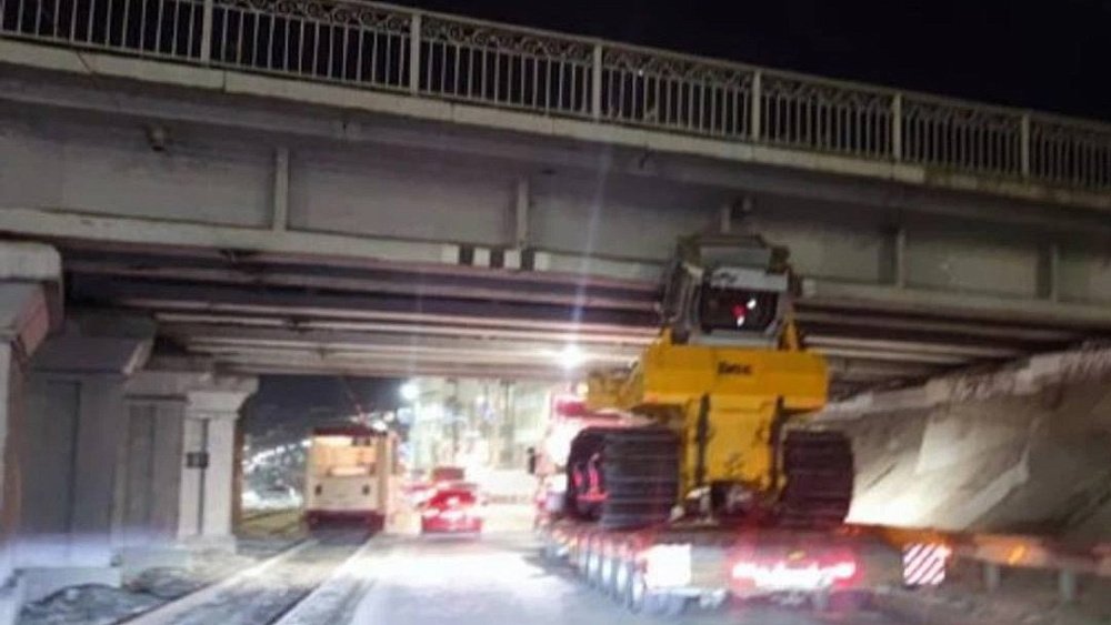 Трал с бульдозером врезался в мост в Челябинске