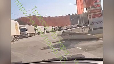 В Челябинской области на трассе М-5 образовалась пробка из фур