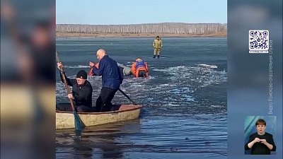 Спасатели вытащили троих рыбаков со льдины