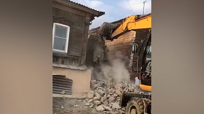 В Троицком районе разобрали разрушенную противопожарную стену