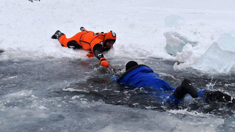 Алексей Текслер поручил усилить профилактику после гибели рыбаков на озере Комкуль