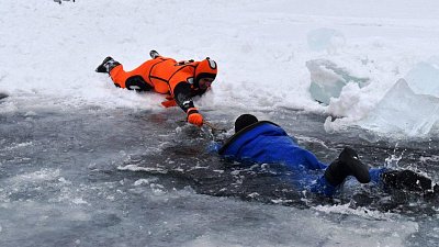 Алексей Текслер поручил усилить профилактику после гибели рыбаков на озере Комкуль