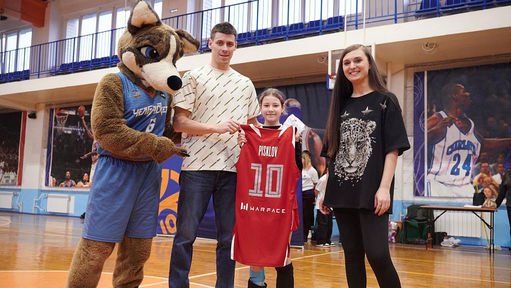 Олимпийский призер по баскетболу 3×3 Кирилл Писклов посетил суперфинал школьной лиги в Челябинске