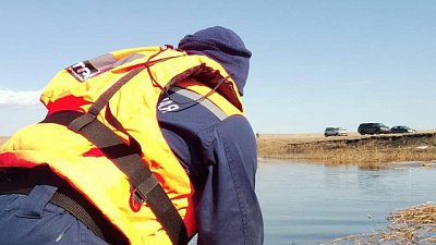 Тело четвертого провалившегося под лед рыбака достали со дна озера в Челябинской области