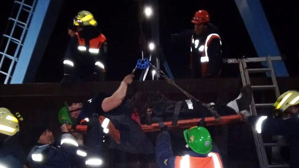 В Магнитогорске молодого рабочего придавило рулоном металла