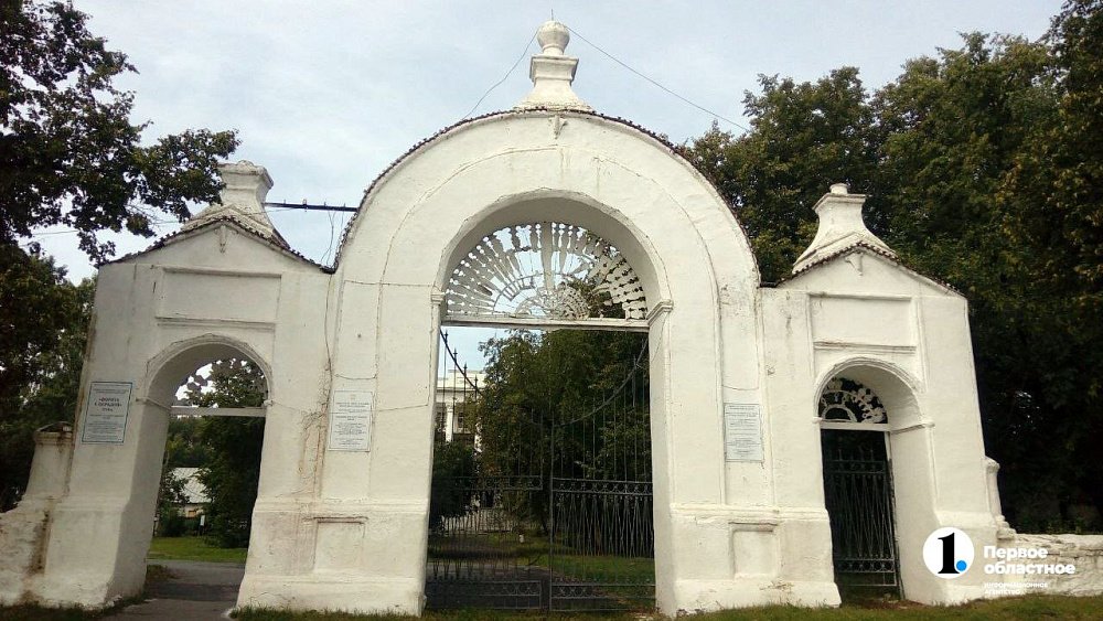 Ворота и ограду «Белого дома» в Кыштыме восстановят к ноябрю 2024 года