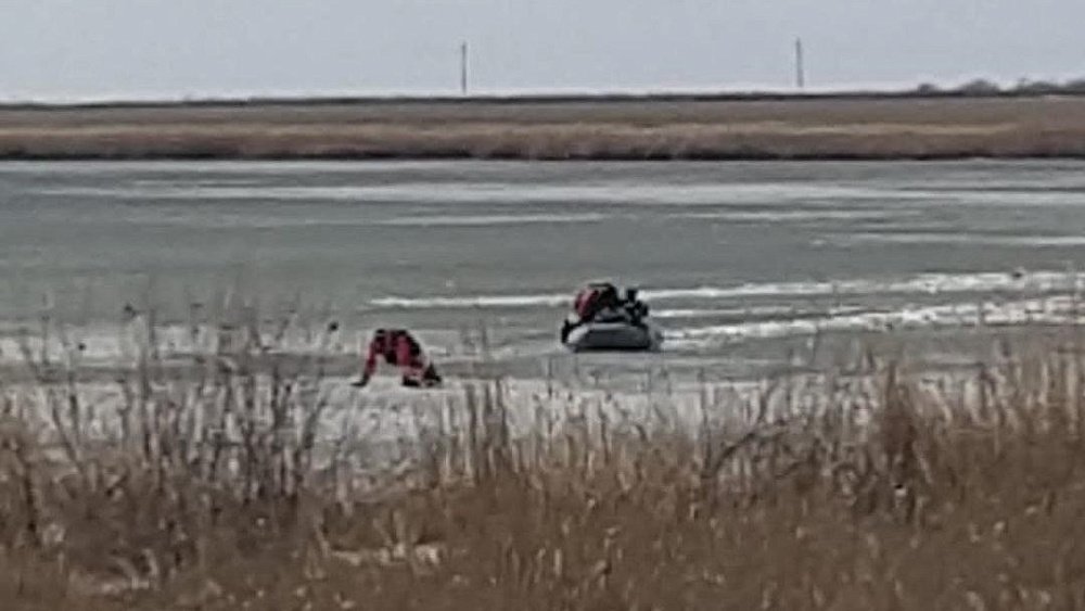 Двух рыбаков спасли на озере Темном в Троицком районе