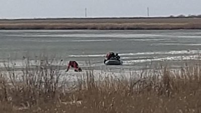 Двух рыбаков спасли на озере Темном в Троицком районе