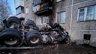 В Златоусте погиб водитель грузовика, врезавшись в жилой дом