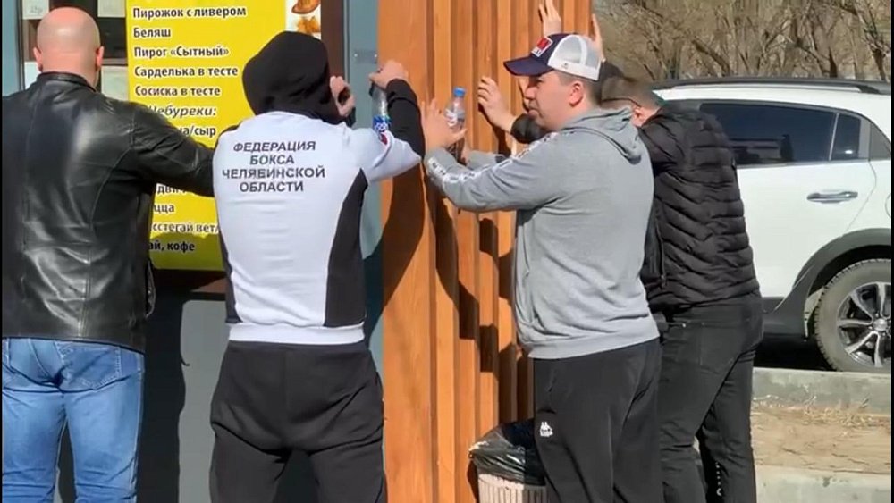 В Челябинске задержали 20 человек, помешавших сносу незаконных киосков