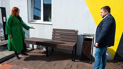 Челябинская компания наладила выпуск скамеек и тротуарной плитки из переработанного пластика