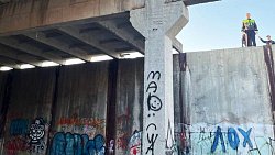 В Миассе 10-летний мальчик во время игры упал с крыши заброшенного здания