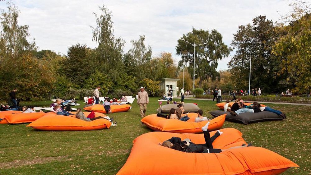 В Челябинске на Алом поле могут появиться надувные лежаки