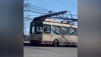 В Челябинске на троллейбус упала опора электропередач