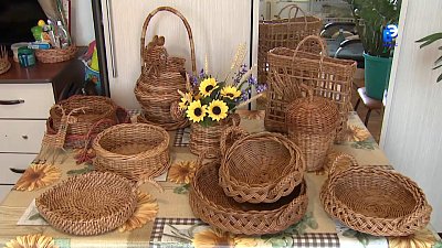 Миасская мастерица плетет предметы интерьера из лозы 