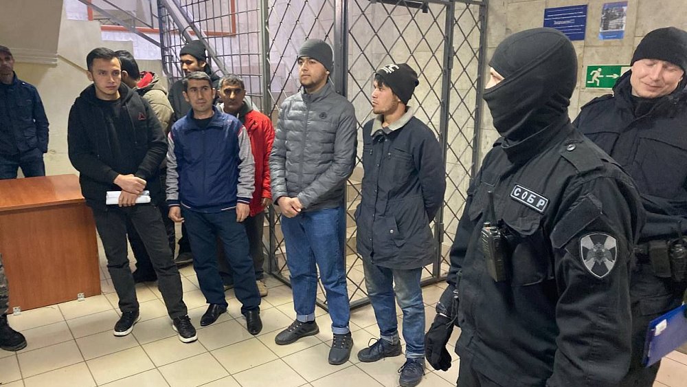 В Челябинской области проверили мигрантов на стройке и овощебазах