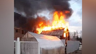 Горящая дача в Златоусте попала на видео
